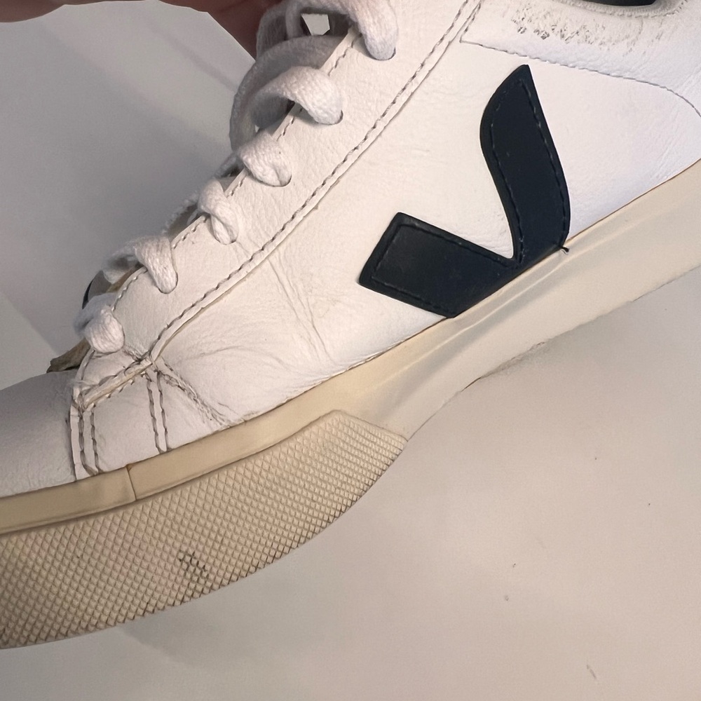 Veja Retro Low-Top Sneakers in White and Black size 7 - Picture 9 of 10